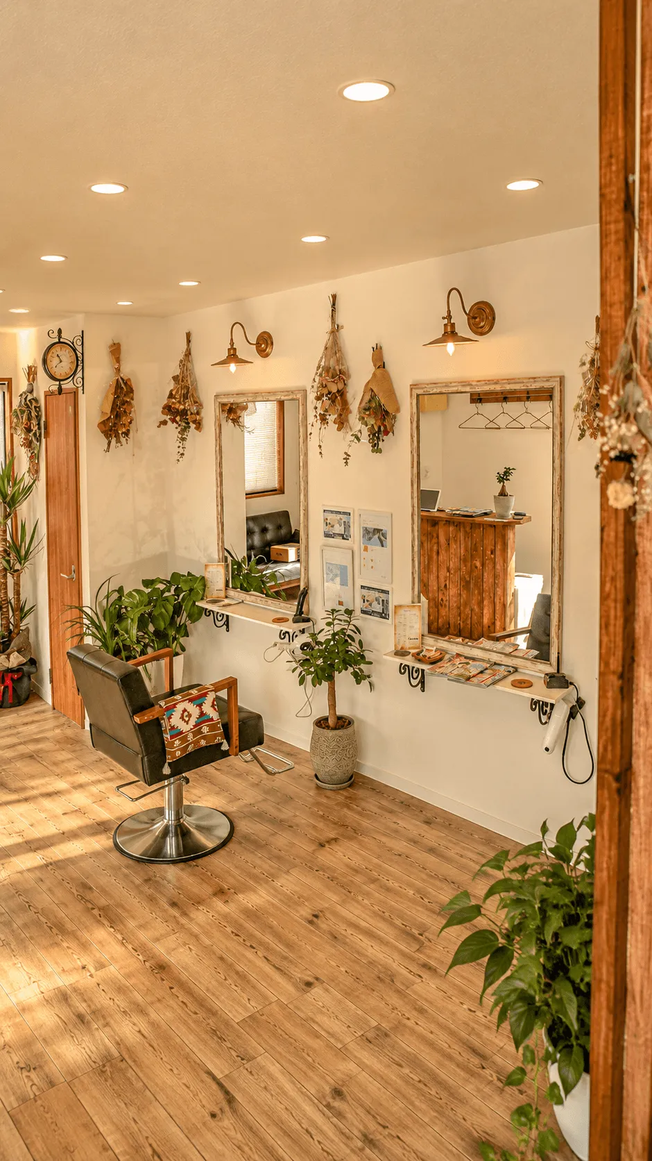 植物とアンティークミラーが彩るCHARM HAIR DESIGNの店内
